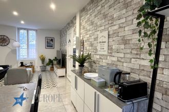 Un bien rare sur le secteur : appartement traversant, entièrement rénové, vendu meublé, avec terrasse, cave et garage fermé.