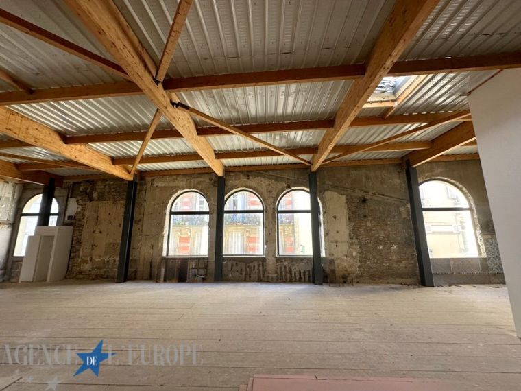 MAGNIFIQUE ESPACE DE 246 M² A AMENAGER - TRIANGLE D’OR VICHY