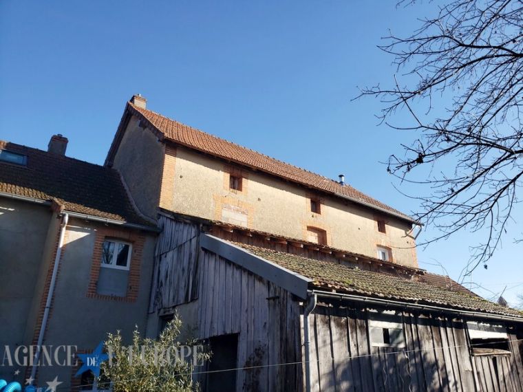 GRANDE MAISON FAMILIALE AVEC DEPENDANCES - ST GERAND LE PUY