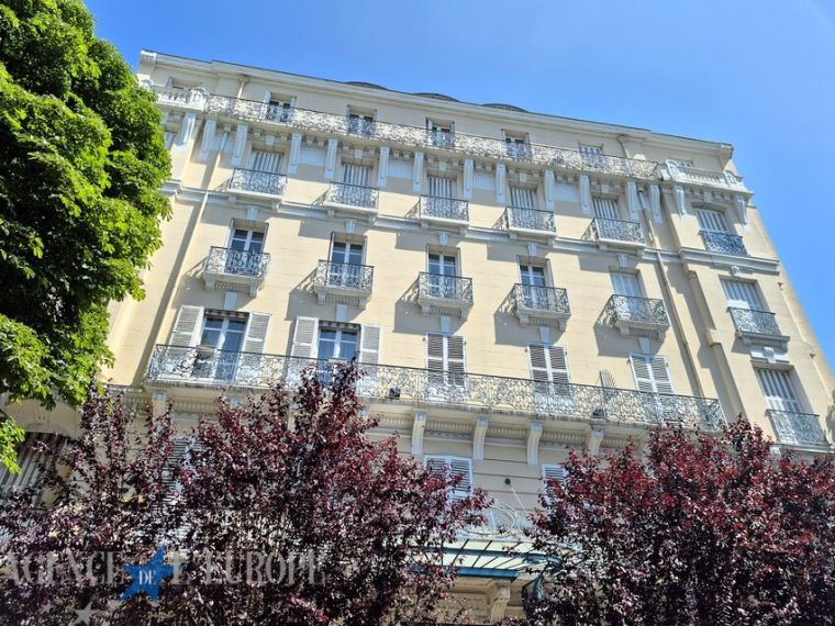 Dernier étage lumineux, balcons/terrasse et vue dégagée dans immeuble de standing - Vichy résidentiel