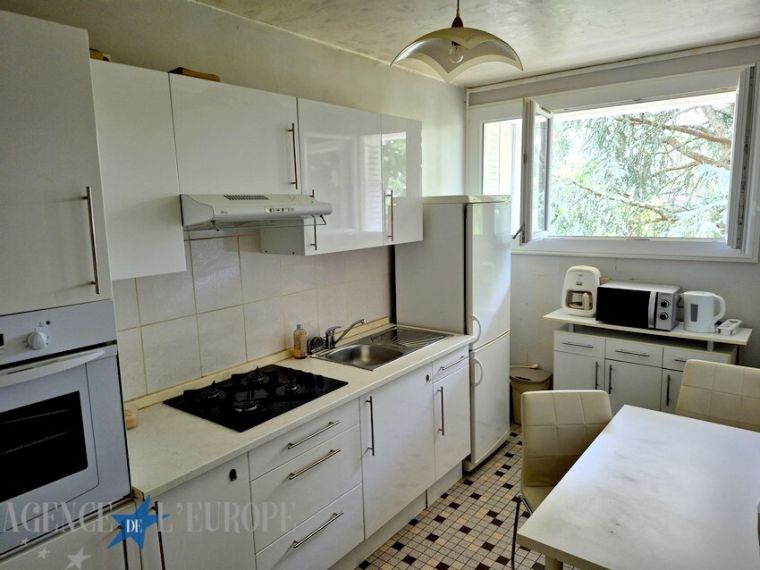 Vichy – Bartins / Beauséjour : F1 de 33 m² avec cave, double vitrage et résidence récemment isolée par l’extérieur