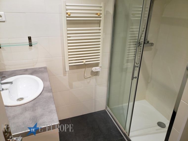 Vichy centre – Bien atypique de 91 m² avec 5 m de hauteur sous plafond, fort potentiel duplex