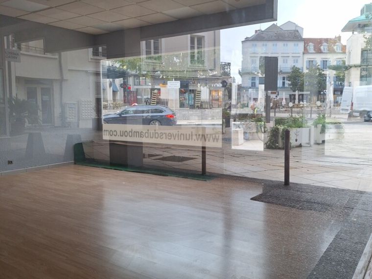 Local commercial Vichy centre