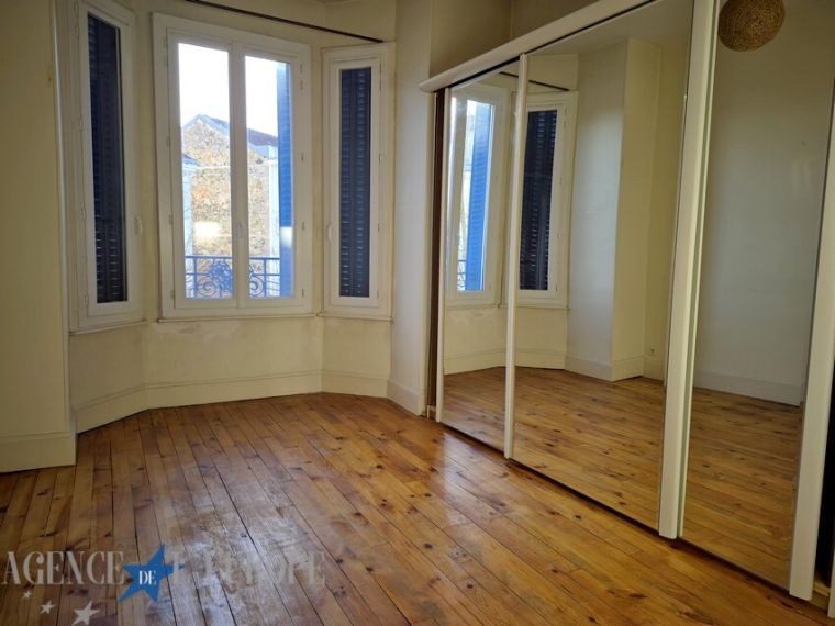 VICHY – T3 de 81 m² – Immeuble années 30 – 2 Balcons – Parking couvert