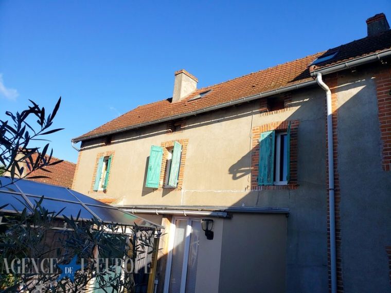 GRANDE MAISON FAMILIALE AVEC DEPENDANCES - ST GERAND LE PUY