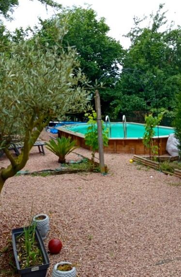 GRANDE MAISON FAMILIALE AVEC DEPENDANCES - ST GERAND LE PUY