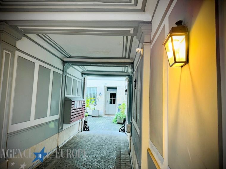 Canal Saint-Martin – 67 m² de charme ancien, parquet & cheminées