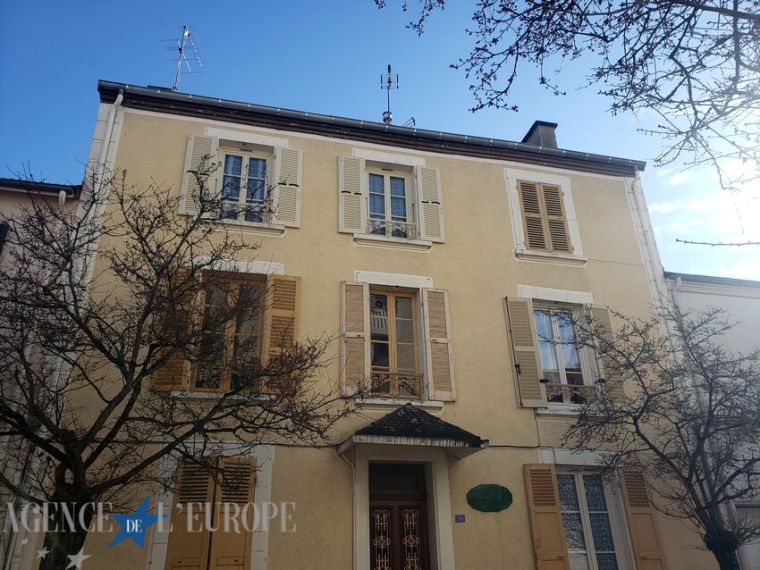 Un bien rare sur le secteur : appartement traversant, entièrement rénové, vendu meublé, avec terrasse, cave et garage fermé.