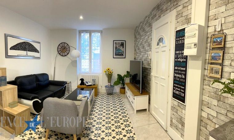 Un bien rare sur le secteur : appartement traversant, entièrement rénové, vendu meublé, avec terrasse, cave et garage fermé.