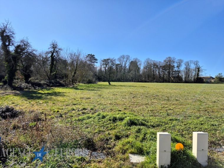 Terrain constructible de qualité sur un axe recherché entre Vichy, Gannat et Riom.