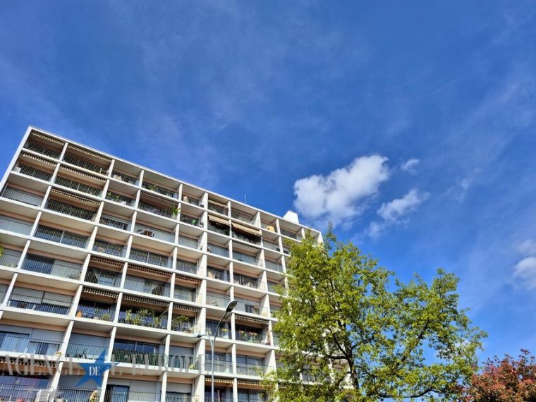 VICHY (proche centre-ville et commodités) – Appartement F3 + cave + parking couvert + balcon !