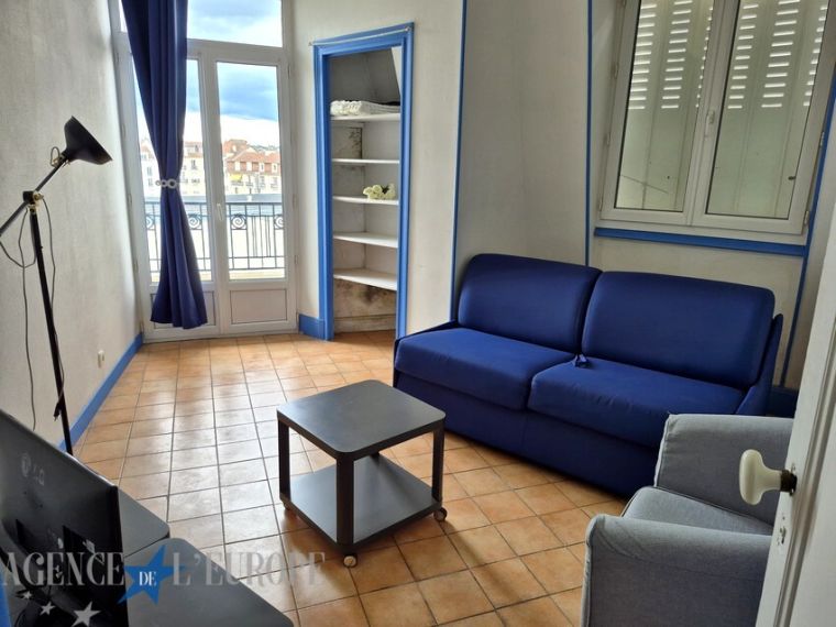 VICHY – 4 Chemins : charmant 2 pièces meublé en dernier étage avec balcon et vue dégagée.
