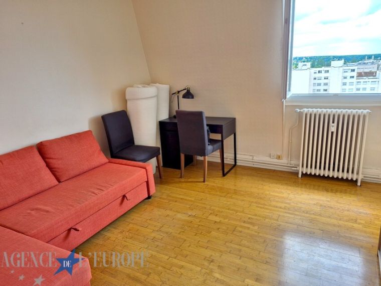 VICHY – 4 Chemins : charmant 2 pièces meublé en dernier étage avec balcon et vue dégagée.