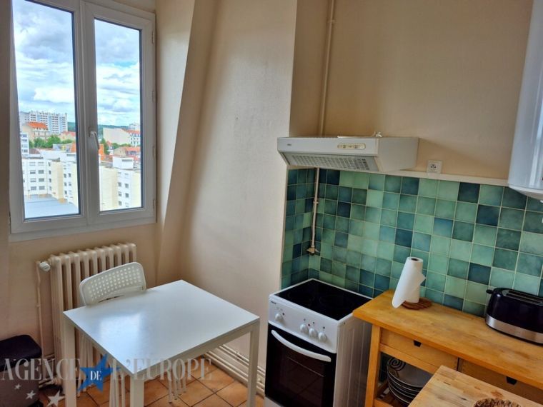 VICHY – 4 Chemins : charmant 2 pièces meublé en dernier étage avec balcon et vue dégagée.