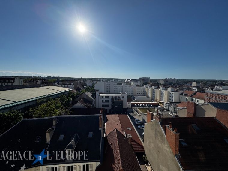 VICHY – 4 Chemins : charmant 2 pièces meublé en dernier étage avec balcon et vue dégagée.