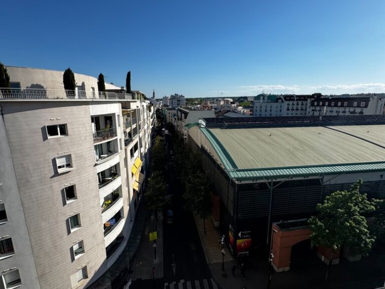 VICHY – 4 Chemins : charmant 2 pièces meublé en dernier étage avec balcon et vue dégagée.