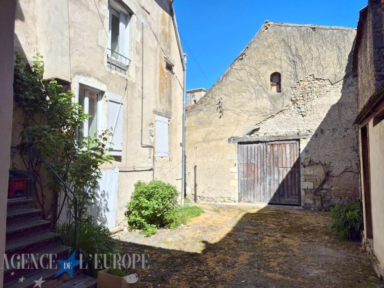 Gannat – Belle opportunité investisseur avec logements loués, grange et potentiel de création de lots