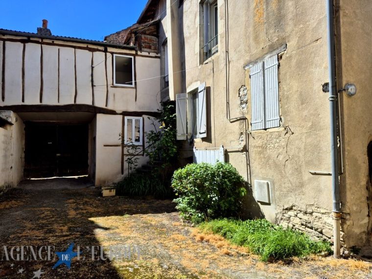 Gannat – Belle opportunité investisseur avec logements loués, grange et potentiel de création de lots