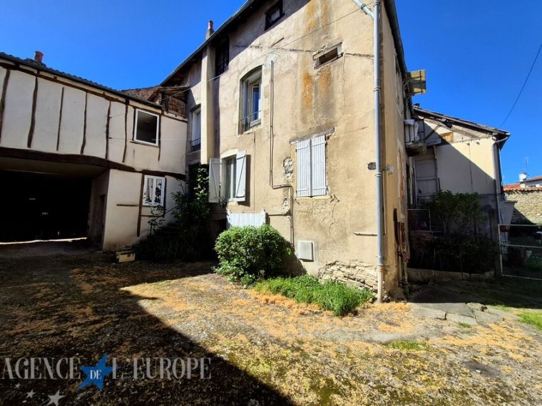 Gannat – Belle opportunité investisseur avec logements loués, grange et potentiel de création de lots