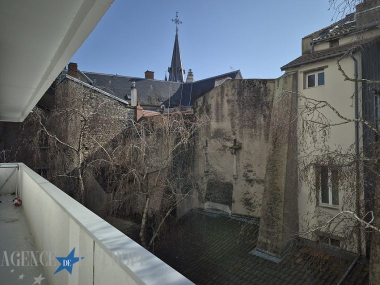 Appartement F3 de 67 m² habitables avec cave et balcons Cusset centre