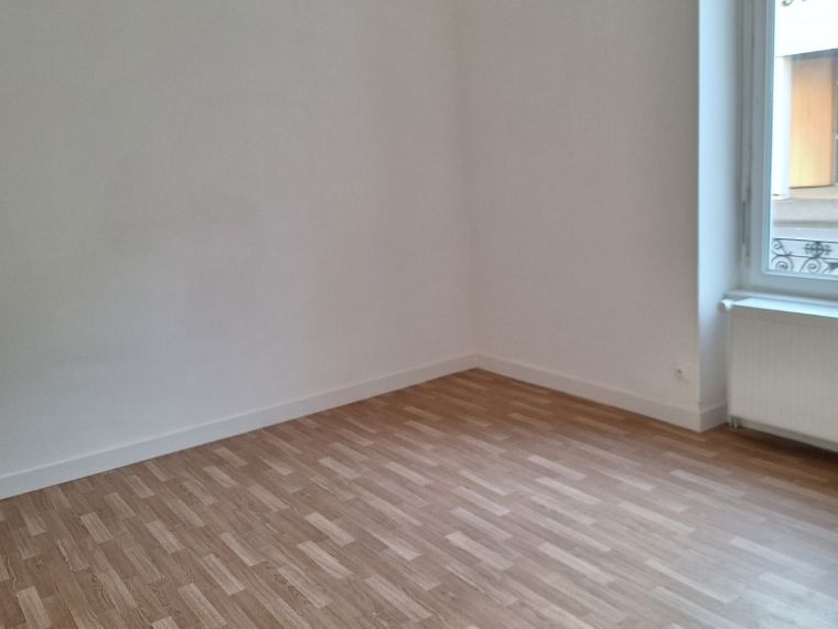 APPARTEMENT T1 ST GERMAIN DES FOSSES