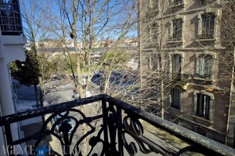 APPARTEMENT F2 TRAVERSANT AVEC BALCON - VICHY CENTRE