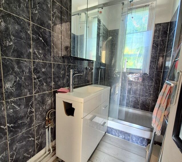 APPARTEMENT F3 EN BON ETAT (54 m²) - VICHY CENTRE