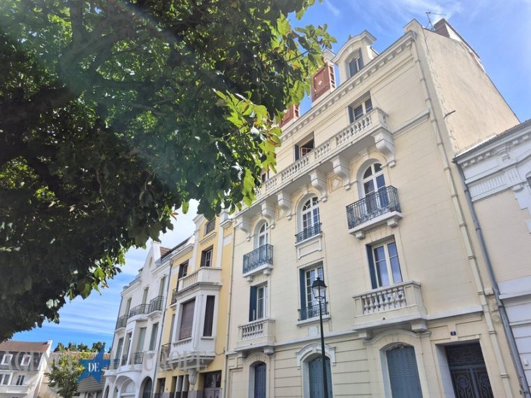 APPARTEMENT F4 DE CARACTERE AVEC CAVE ET MANSARDES - VICHY CENTRE