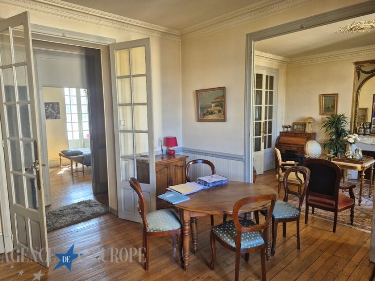 APPARTEMENT F4 DE CARACTERE AVEC CAVE ET MANSARDES - VICHY CENTRE