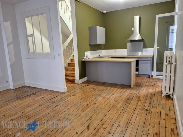 MAISON DE VILLE AVEC TERRASSE EN PARFAIT ETAT - VICHY 4 CHEMINS