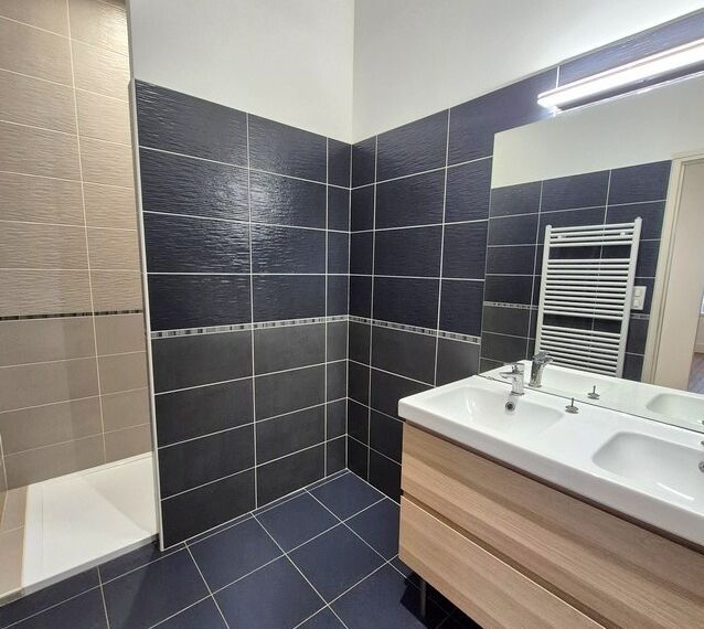 MAISON DE VILLE AVEC TERRASSE EN PARFAIT ETAT - VICHY 4 CHEMINS