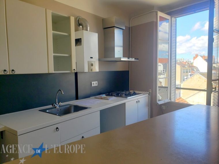 Atypique et lumineux – 4 pièces de 97 m² en dernier étage avec cave