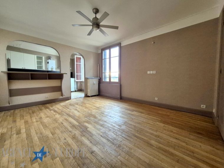 Atypique et lumineux – 4 pièces de 97 m² en dernier étage avec cave