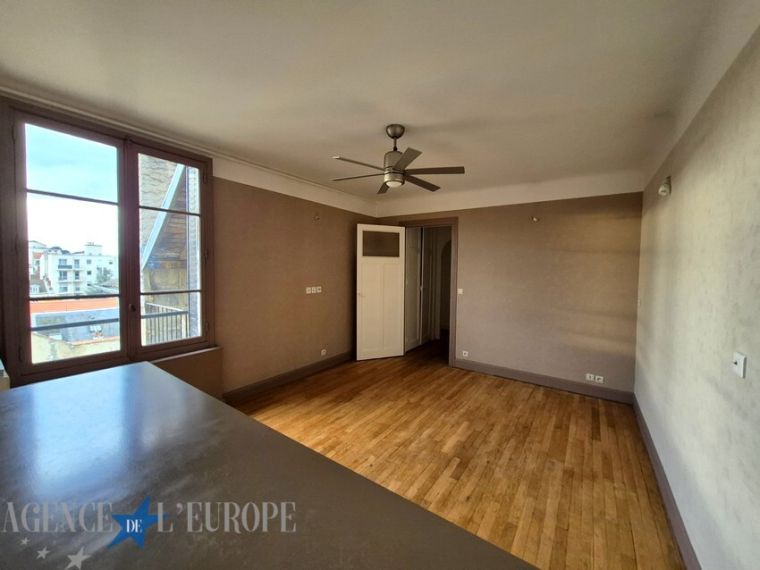 Atypique et lumineux – 4 pièces de 97 m² en dernier étage avec cave