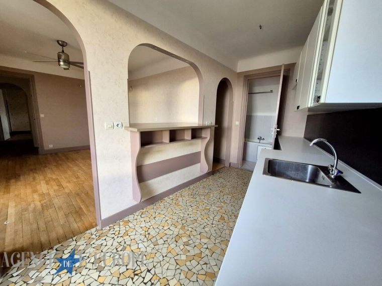 Atypique et lumineux – 4 pièces de 97 m² en dernier étage avec cave