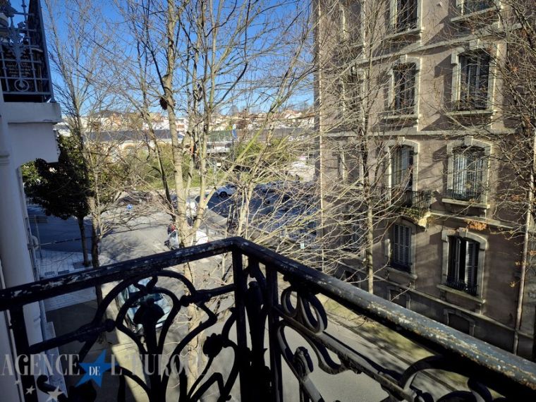 APPARTEMENT F2 TRAVERSANT AVEC BALCON - VICHY CENTRE