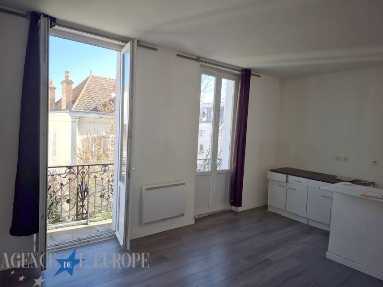 APPARTEMENT F2 TRAVERSANT AVEC BALCON - VICHY CENTRE
